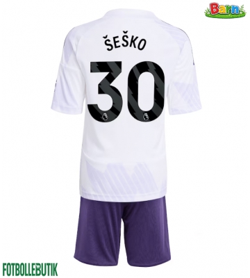 Manchester United Benjamin Sesko #30 Bortaställ Barn 2025-26 Kortärmad (+ Korta byxor)